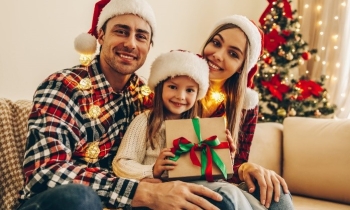 Ilumina tu hogar y cuida tus finanzas con 5 tips de ahorro eléctrico en Navidad